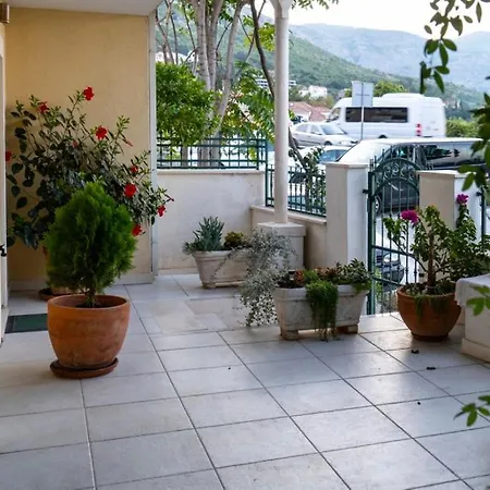 Two Bedroom Spacious Apartment, Appartement Mlini